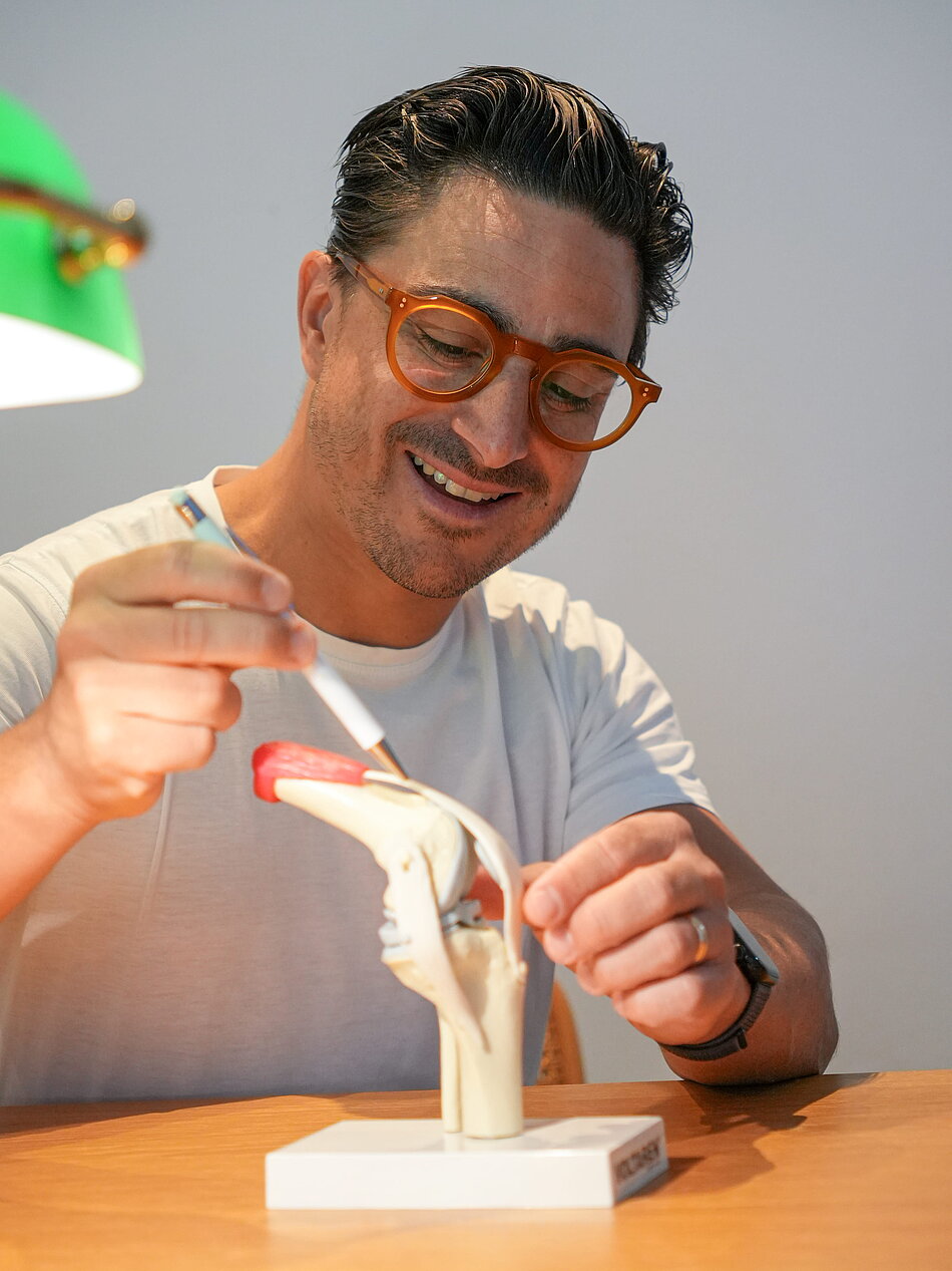 AGON | Physiotherapie, Training & Orthopädie in Sterzing Dr. Christian Coppola erklärt eine Knieverletzung am Kniemodell